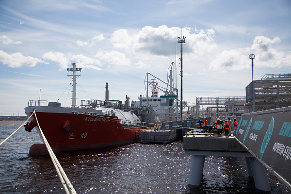 Торжественная церемония загрузки судна-газовоза на терминале по перевалке СУГ в морском торговом порту...