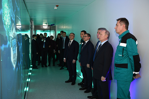 Владимир Путин, Александр Моор, Леонид Михельсон и Дмитрий Конов  в операторной Запсибнефтехим